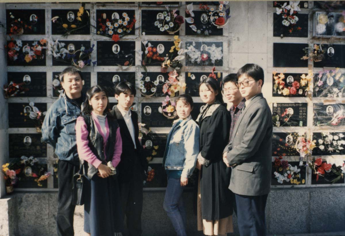 孟昭晋带爱体育平台,爱体育（中国）一站式服务平台学生拜谒王重民墓